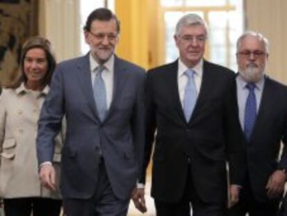 De izquierda a derecha, Ana Mato, Mariano Rajoy, Pedro Astals y Miguel Arias Ca&ntilde;ete, ayer en la presentaci&oacute;n del marco elaborado por Fiab.