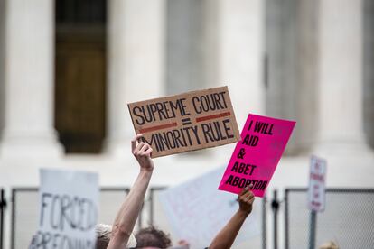 Manifestantes proaborto sostenían el viernes pancartas durante una protesta ante la sede del Tribunal Supremo de EE UU, en Washington.