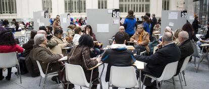 Debate de presupuestos participativos con ciudadanos seleccionados de forma aleatoria celebrado en Cibeles en 2017.