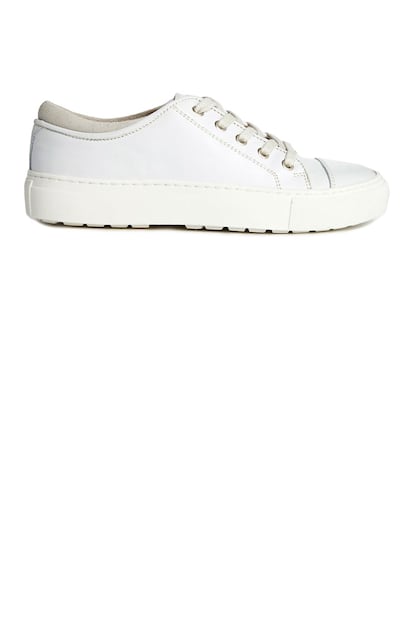 Zapatillas de deporte de cuero en blanco 'Daria' de Whistles. Disponibles en Asos (192,86 euros).