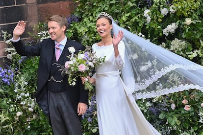 Los recién casados saludan a los curiosos a su salida de la catedral de Chester después de darse el “sí, quiero” en una ceremonia religiosa que ha durado poco más de una hora.