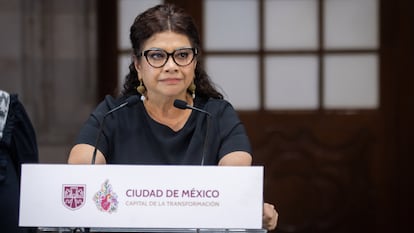 Clara Brugada durante la conferencia de prensa en la que abordó el asesinato de Ximena Guzmán y José Muñoz, el 20 de mayo en Ciudad de México.