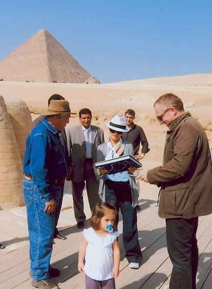 Salma Hayek ha visitado las pirámides y la esfinge de Guiza acompañada por su marido el francés François Henri- Pinault, su hija Valentina y el máximo representante de la arqueología egipcia Zahi Hawas. La actriz ha aprovechado para hacer turismo en Egipto antes de la inauguración del 33 Festival Internacional de Cine de El Cairo.