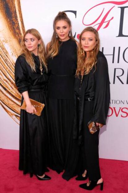 Mary-Kate, en el centro Elizabeth Olsen y, a la derecha, Ashley Olsen en Nueva York en 2016. 