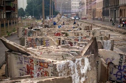 Enormes losas del muro de Berlín destruido amontonadas en espera de que sean trasladas fuera de la ciudad.