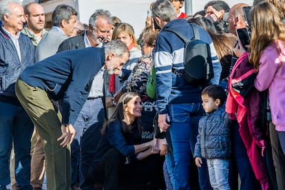 Los Reyes saludan a vecinos de Utiel, este martes.