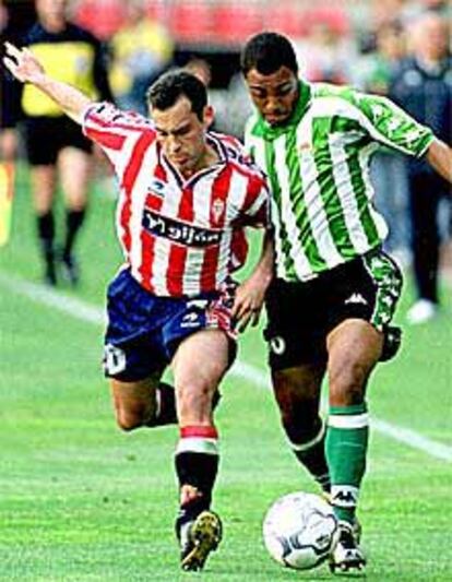 Denilson se lleva el balón ante un defensor del Sporting.