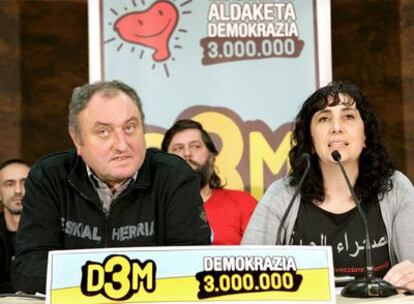 Los portavoces de la candidatura de D3M, Julen Aginako (i) y Miren Legorburu, durante la rueda de prensa ofrecida esta tarde en Bilbao.