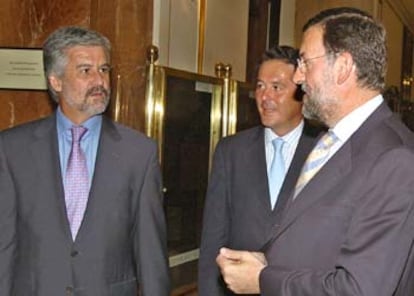 El presidente del Congreso, Manuel Marín (a la izquierda), con José María Michavila y Mariano Rajoy.