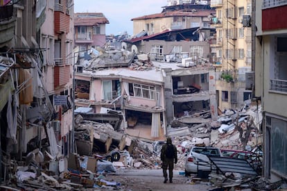 Un soldado turco camina entre los escombros de los edificios colapsados tras los terremotos, este domingo en Hatay.