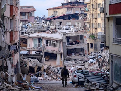 Un soldado turco camina entre los escombros de los edificios colapsados tras los terremotos, este domingo en Hatay.