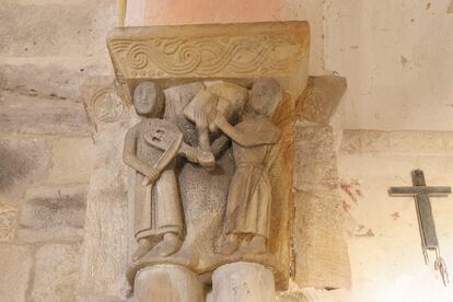 Juglar y juglaresa representados en un capitel de la iglesia de Barruelo de los Carabeos (Cantabria).