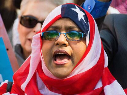 Uma manifestante contra o veto migratório em Washington.