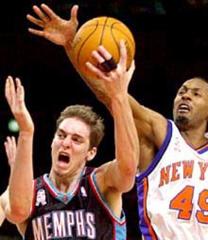 Pau Gasol, en un intento de enceste ante los Knicks.