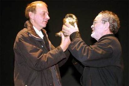 Michel Houellebecq (a la izquierda) recibe el Premio Leteo de manos de Fernando Arrabal ayer en León.