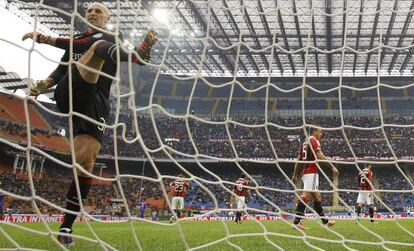 Abbiati lamenta un gol ante una grada semivacía.