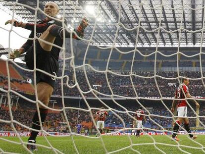 Abbiati lamenta un gol ante una grada semivacía.