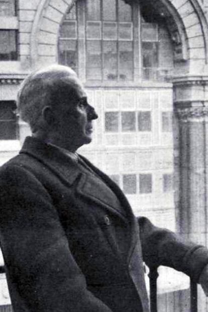 Antonio Palacios, frente a su obra en 1944.