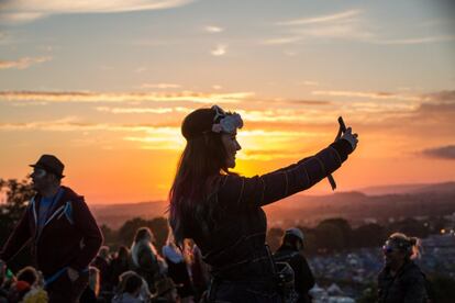 Ambiente en el Festival de Música de Glastonbury durante la puesta de sol, el 23 de junio de 2016.