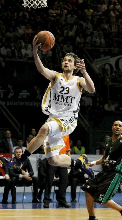 Llull entra a canasta ante la presencia de Mcintyre.