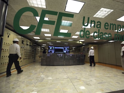 Técnicos de la CFE en una planta hidroeléctrica en Chiapas, en una imagen de archivo.