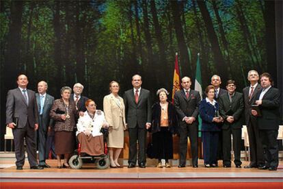 El presidente de la Junta posa con los galardonados en el Día de Andalucía en el Teatro de la Maestranza de Sevilla.