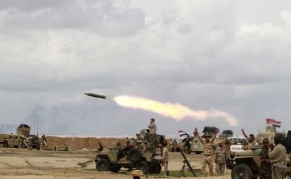 Milicianos chiíes lanzan un proyectil contra los yihadistas del Estado Islámico el pasado miércoles cerca de Tikrit.