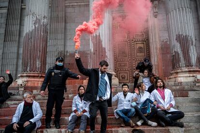 Varios activistas climáticos de Rebelión Científica lanzaron pintura roja biodegradable al Congreso, en abril de 2022.