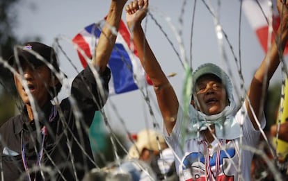 Manifestantes antigubernalentales tras una barricada en Bangkok. 