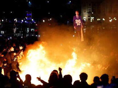 Protestantes queman una imagen de Macron en una hoguera, en la plaza de la Concordia de París, este viernes.