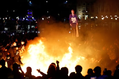 Protestantes queman una imagen de Macron en una hoguera, en la plaza de la Concordia de París, este viernes.