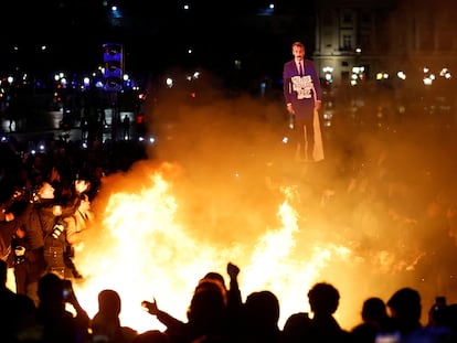 Protestantes queman una imagen de Macron en una hoguera, en la plaza de la Concordia de París, este viernes.