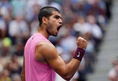 Alcaraz celebra un punto durante la semifinal contra Djokovic.