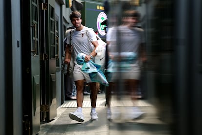 Alcaraz abandona la pista central tras superar a Taylor Fritz.