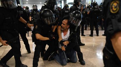 Los Mossos detienen a un manifestante en el aeropuerto de Barcelona.