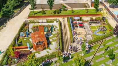 Alumnos de un colegio visitan los jardines del Festival Internacional de Jardines de Allariz (Galicia).