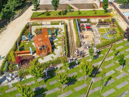 Alumnos de un colegio visitan los jardines del Festival Internacional de Jardines de Allariz (Galicia).