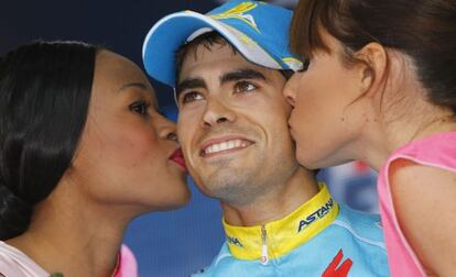 Mikel Landa, en el podio, después de ganar la etapa de Madonna di Campiglio.