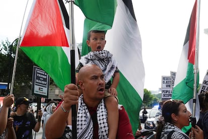 Manifestantes propalestinos se concentran en Atlanta horas antes del debate electoral entre los candidatos Donald Trump y Joe Biden. 