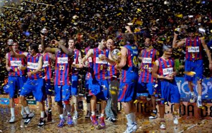 Los jugadores del Barcelona celebran la victoria en la Copa del Rey 2010.