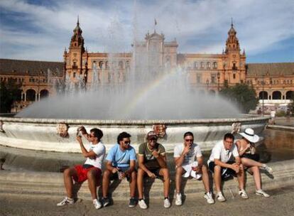 Turistas refrescándose en la plaza de España de Sevilla del intenso calor