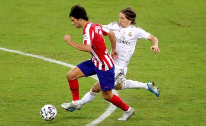 João Félix conduce el balón ante Modrid en la final de la Supercopa de España celebrada en Yedda (Arabia Saudí).