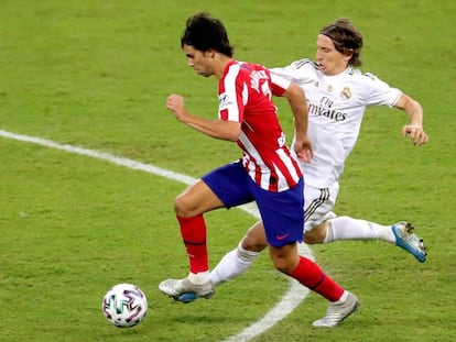 João Félix conduce el balón ante Modrid en la final de la Supercopa de España celebrada en Yedda (Arabia Saudí).