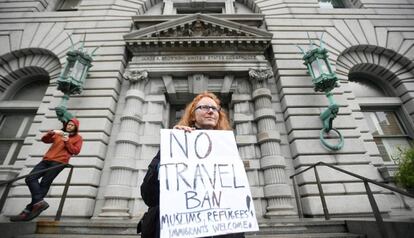 Una mujer protesta contra Trump frente a la Corte de Apelaciones de San Francisco.