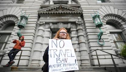 Una mujer protesta contra Trump frente a la Corte de Apelaciones de San Francisco. 