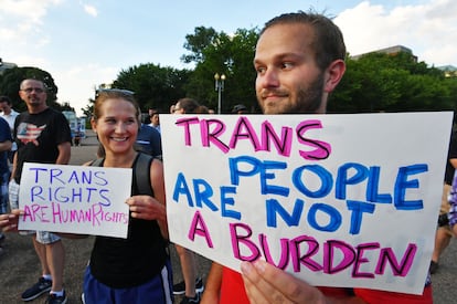 Protesto em Washington contra o veto de Trump às pessoas transgênero no Exército. Nos cartazes, "direitos trans são direitos humanos", e "pessoas trans não são um fardo".