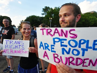 Protesto em Washington contra o veto de Trump às pessoas transgênero no Exército. Nos cartazes, "direitos trans são direitos humanos", e "pessoas trans não são um fardo".