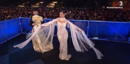 Miki Nuñez y Laura Escanes, durante las campanadas.