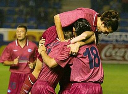 Los jugadores del Alavés celebran el primero de sus goles.