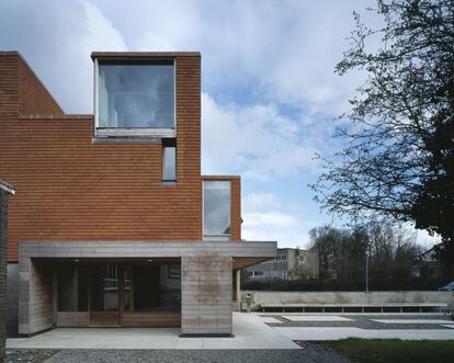 El edificio del <strong>Urban Institute</strong> se lavanta sobre una planta principal a dos alturas, compuesta por laboratorios y aulas de investigación, con orientación este y oeste, mientras que el nivel superior se orienta hacia el noroeste, dando lugar a un sorprendente e interesante grado de complejidad espacial. |